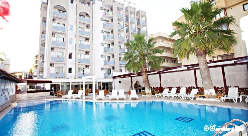 نمای استخر روباز و ساختمان هتل